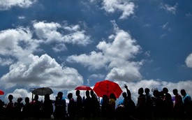 Ánh nắng gay gắt không ngăn được người dân Nam Phi đến viếng ông Mandela